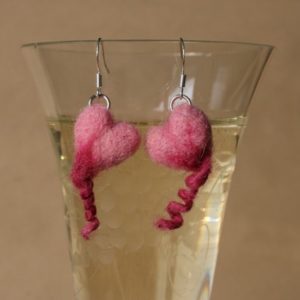 Ohrringe mit Ringelschwanz-Herzen in Rosa
