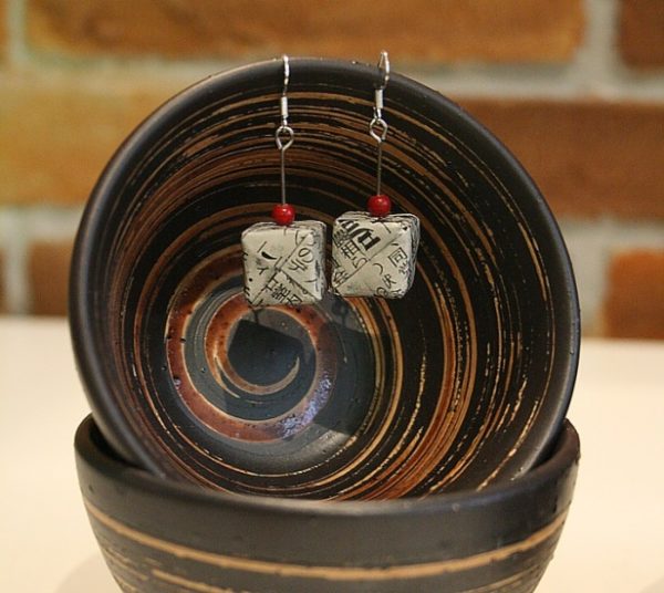 Origami-Ohrringe aus japanischer Zeitung - Gerade Würfel mit roter Perle