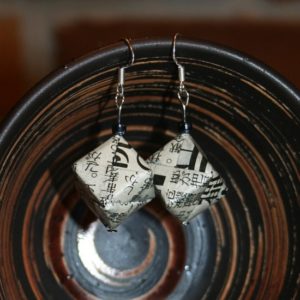 Origami-Ohrringe aus japanischer Zeitung - Diagonale Würfel mit schwarzer Perle