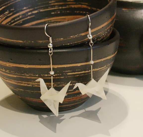 Origami-Ohrringe mit Kranichen in Weiß