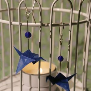 Origami-Ohrringe mit Kranichen in Dunkelblau