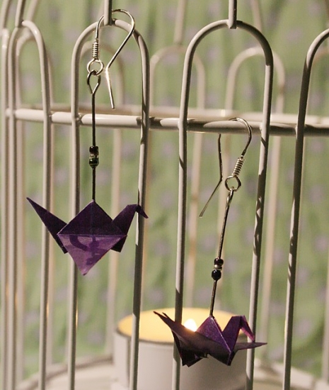 Origami-Ohrringe mit Kranichen in Violett
