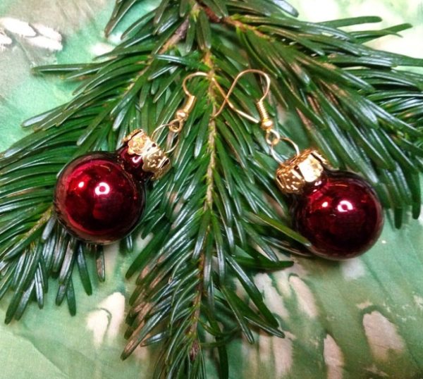 Ohrringe mit Weihnachtsbaum-Kugeln in Metallic Dunkelrot