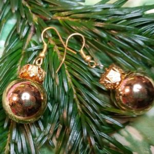 Ohrringe mit Weihnachtsbaum-Kugeln in Metallic Gold