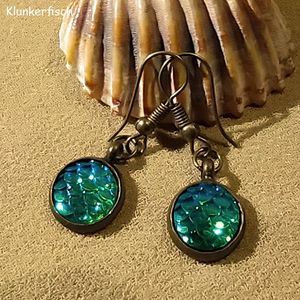 Bronze-Ohrringe mit Fisch-Schuppen in Grün-Blau