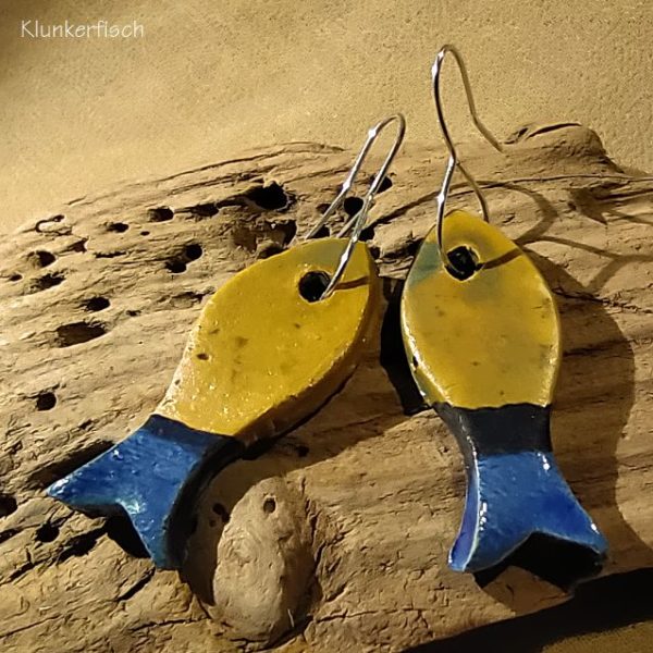 Ohrringe mit Fischen aus Keramik in Gelb-Blau