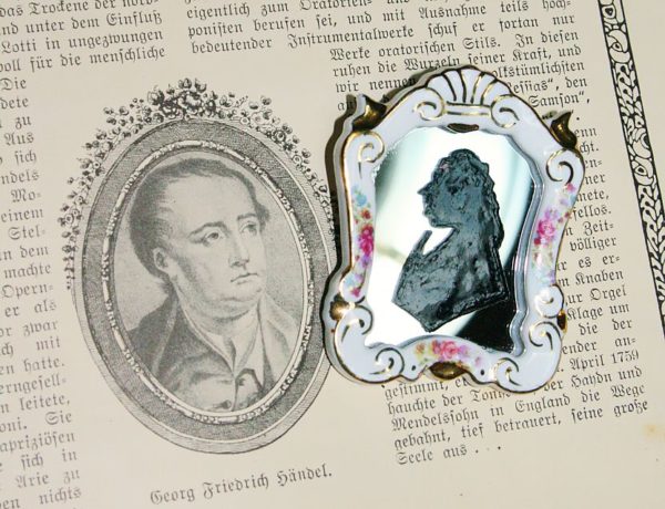 Barocke Brosche aus einem Porzellan-Spiegel mit Händel-Porträt