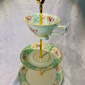 Dreistöckige Etagere mit geometrischen Mustern und Blumen