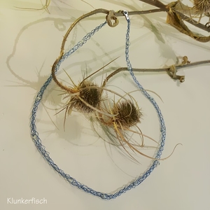 Draht-Kette in Blau mit nachtleuchtenden Perlen