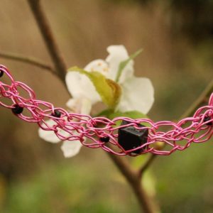 Draht-Kette in Pink mit schwarzen Glasperlen