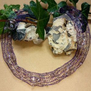 Draht-Halskette in Violett *Bubbles*