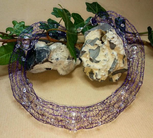 Draht-Halskette in Violett *Bubbles*