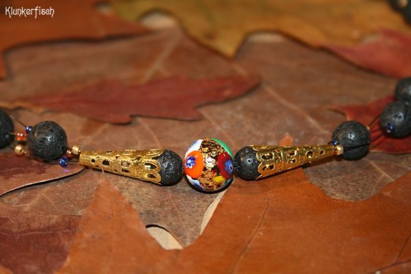 Gustav-Klimt-Halskette mit Lava-Perlen und einer originell eingefassten Millefiori-Perle *Adele*