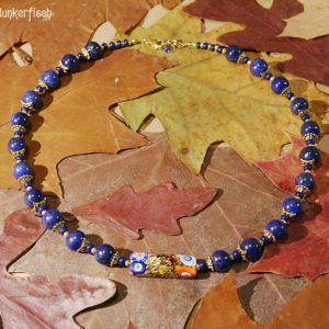 Gustav-Klimt-Halskette mit Lapislazuli-Perlen und einer rechteckigen Millefiori-Perle *Emilie*