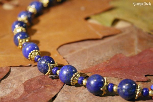 Gustav-Klimt-Halskette mit Lapislazuli-Perlen und einer rechteckigen Millefiori-Perle *Emilie*