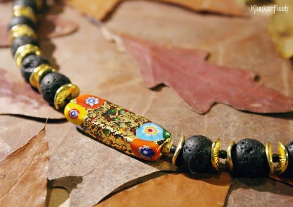 Gustav-Klimt-Halskette mit Lava-Perlen und einer rechteckigen Millefiori-Perle *Judith*