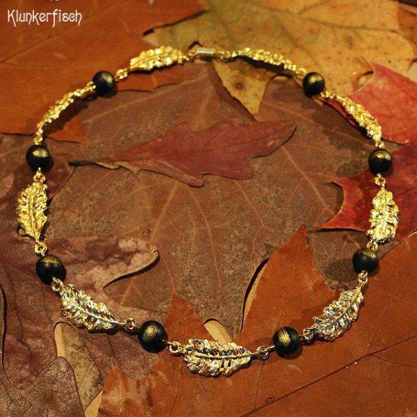 Gustav-Klimt-Halskette mit schwarzen Perlen und goldenen Federn *Serena*