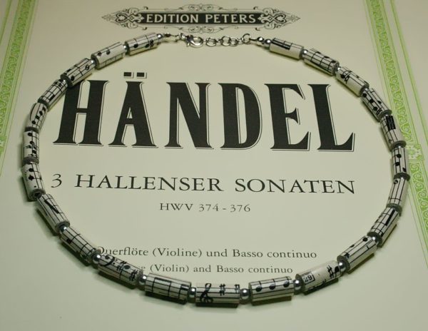 Halskette *Partitur* mit silbernen Perlen