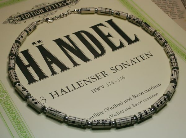 Halskette *Partitur* mit silbernen Perlen