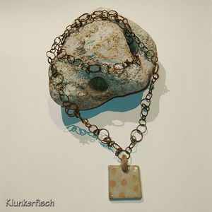Ausgefallene Halskette mit Bronze-Ringen und kleinem Keramik-Anhänger