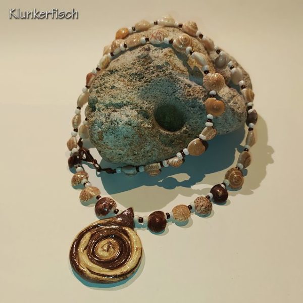 Halskette mit Keramik-Anhänger in Schneckenform und vielen Muschelschnecken