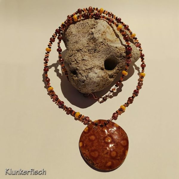 Prächtige herbstliche Halskette mit Keramik-Scheibe und vielen Glasperlen