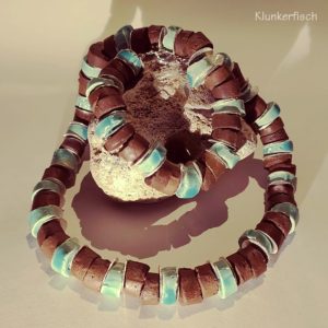 Opulentes Collier aus Keramik-Perlen und Silber-Scheiben