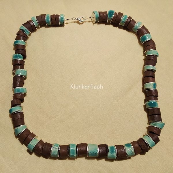 Opulentes Collier aus Keramik-Perlen und Silber-Scheiben – Bild 2
