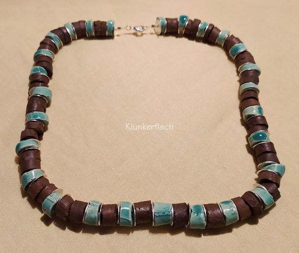 Opulentes Collier aus Keramik-Perlen und Silber-Scheiben – Bild 3