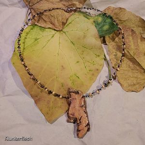 Herbstliches Collier mit Kokos- und Glas-Perlen und einem Kork-Anhänger