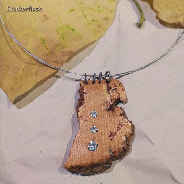 Elegante Halskette mit strass-geschmücktem Kork-Anhänger an silbernen Ringen