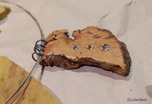 Elegante Halskette mit strass-geschmücktem Kork-Anhänger an silbernen Ringen