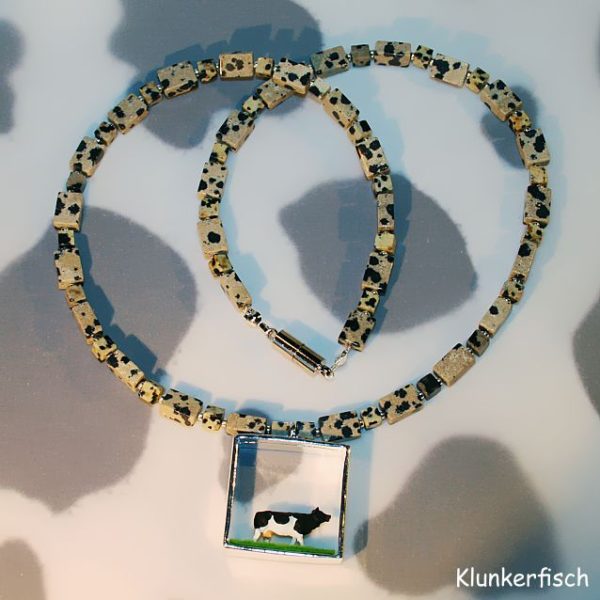 Halskette mit Würfeln und Quadern aus Dalmatiner Jaspis und einem Kuh-Diorama