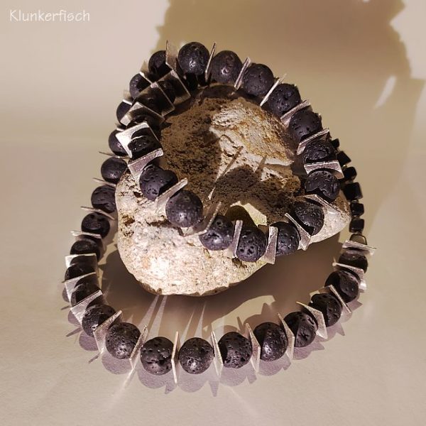 Halskette mit Lava-Perlen und quadratischen Silber-Scheiben