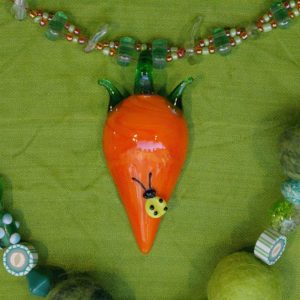 Gesunde Halskette mit einer großen Karotte