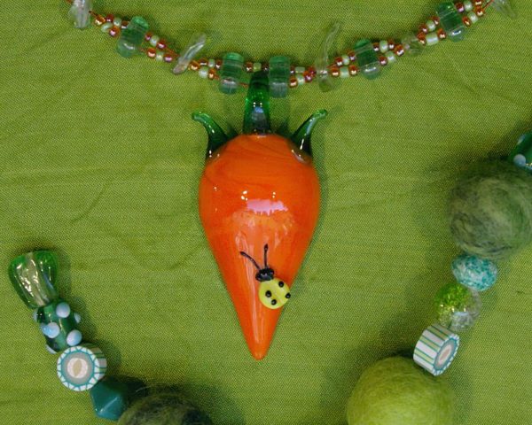 Gesunde Halskette mit einer großen Karotte