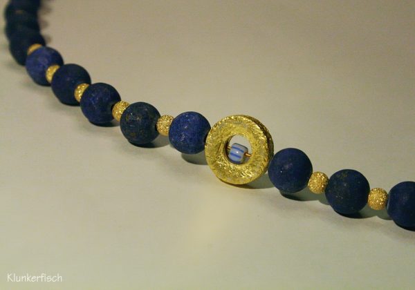 Zartes Collier aus Lapislazuli mit runder Rahmen-Perle