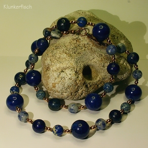 Collier aus verschiedenen blauen Schmuckstein-Perlen mit Roségold- und Kupfer-Akzenten