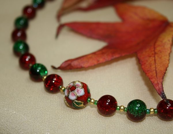 Glitzernde Halskette in Rot und Grün mit Cloisonne-Perle