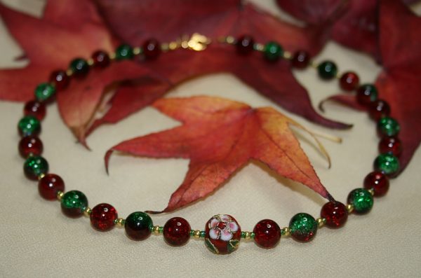 Glitzernde Halskette in Rot und Grün mit Cloisonne-Perle