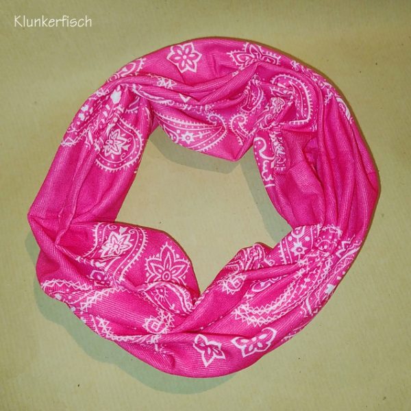Leichter Loop in Pink mit weißen Ornamenten