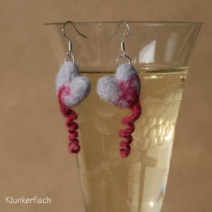 Ohrringe mit Ringelschwanz-Herzen in Hellblau und Pink