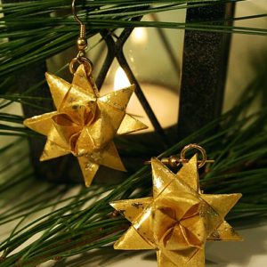 Ohrringe mit Fröbelsternen in Gold