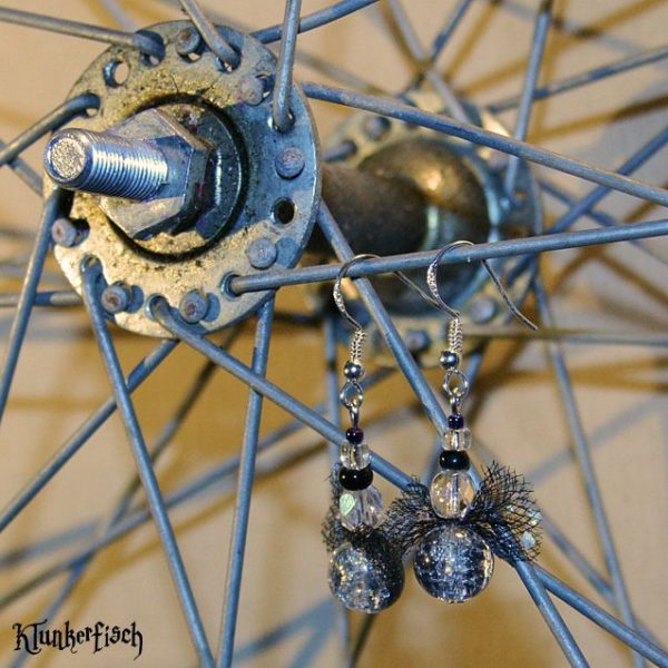 Funkelnde Glasperlen-Ohrringe mit Tüllschleifen