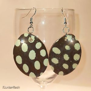 Ohrringe mit ovalen Keramik-Scheiben in Braun und Cremeweiß