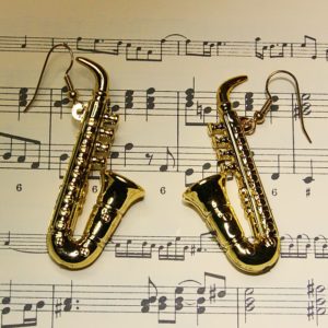 Single-Ohrring mit Saxophon