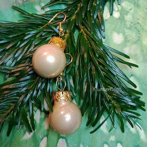 Ohrringe mit Weihnachtsbaum-Kugeln in Beige