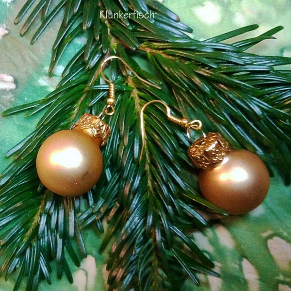 Ohrringe mit Weihnachtsbaum-Kugeln in mattem Gold