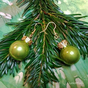Ohrringe mit Weihnachtsbaum-Kugeln in Hellgrün