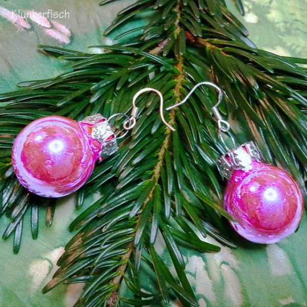 Ohrringe mit Weihnachtsbaum-Kugeln in Metallic Pink
